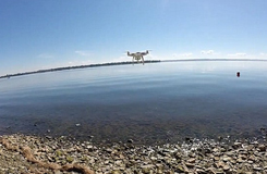 城會(huì)玩！加拿大男子成功用無人機(jī)釣到魚