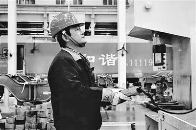 蘭州：寒夜黃河邊，他一把拉出落水大學(xué)生