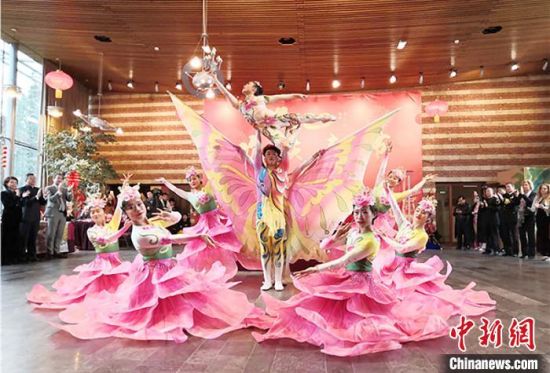 圖為雜技演員通過(guò)精湛的技藝贏得了滿(mǎn)堂喝彩?！「拭C省文化和旅游廳網(wǎng)站 攝