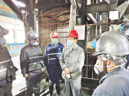 林鐸在平?jīng)稣{(diào)研指導(dǎo)疫情防控和生產(chǎn)恢復(fù)時強(qiáng)調(diào) 分類施策精準(zhǔn)防控 積極推動生產(chǎn)恢復(fù) 確保實現(xiàn)全省經(jīng)濟(jì)社會發(fā)展目標(biāo)任務(wù)