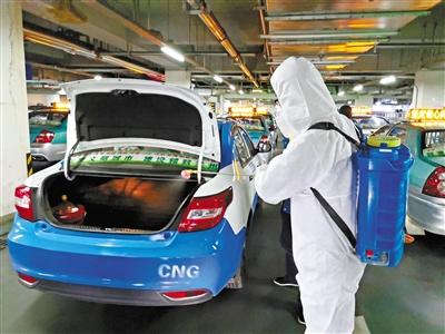 免費接送一線抗“疫”人員 蘭州奔馬雷鋒車隊，你們真棒！