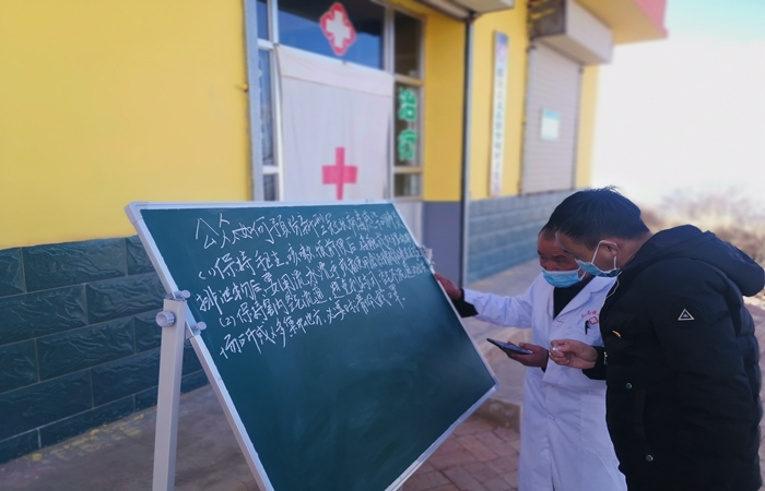 市紀(jì)委監(jiān)委駐村幫扶干部馬維高在村衛(wèi)生室宣傳疫情防控知識(shí)。.jpg