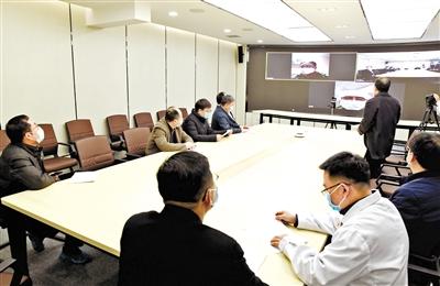 蘭大校長嚴(yán)純?nèi)A等視頻連線蘭大一院、二院支援湖北醫(yī)療隊(duì)員