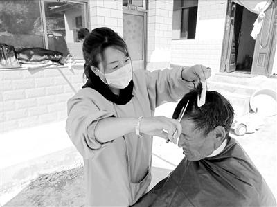 蘭州七里河區(qū)阿干鎮(zhèn)深溝掌村辦起“愛心發(fā)屋” 村民享受免費(fèi)服務(wù)