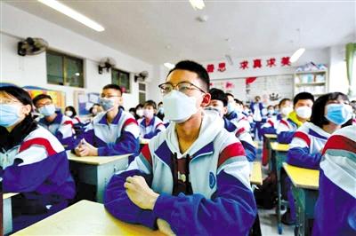 甘肅省初三和高一、高二年級(jí)學(xué)生昨日開學(xué) 青春校園又聞瑯瑯讀書聲