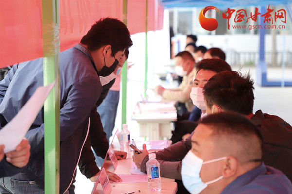 【甘肅省決戰(zhàn)決勝脫貧攻堅(jiān)】扶貧又扶志！把“就業(yè)大禮包”送到貧困戶(hù)家門(mén)口（圖）