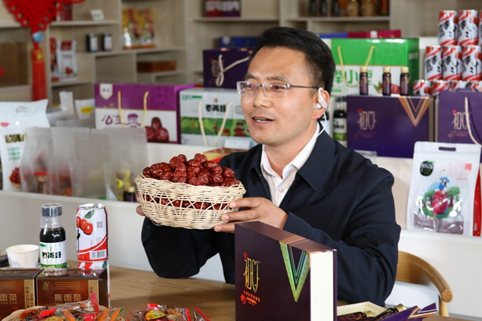 “縣長(zhǎng)直播天團(tuán)”唱響“甘貨春之聲”，售出近30種甘貨1萬(wàn)余件 開進(jìn)直播間的網(wǎng)絡(luò)扶貧博覽會(huì)，受百萬(wàn)網(wǎng)友點(diǎn)贊 