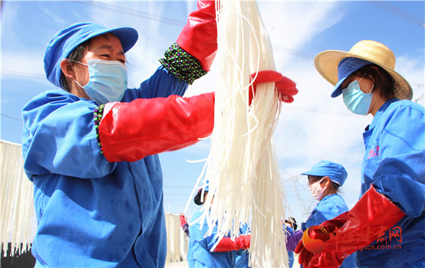 張掖民樂(lè)：巾幗“小”車(chē)間 扶貧“大”擔(dān)當(dāng)（組圖）