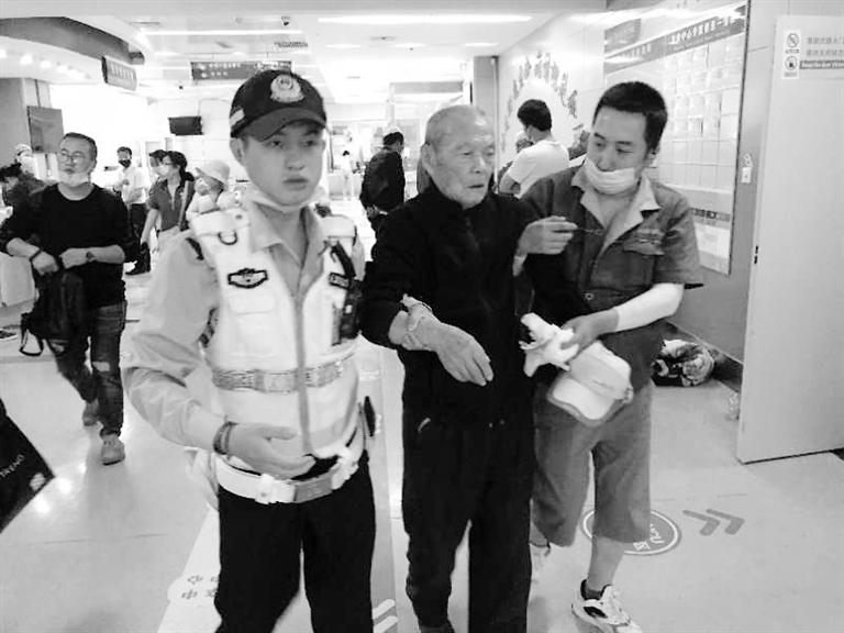 蘭州街頭最美的一次逆行！耄耋老人摔倒街頭 交警的哥合力救助3分鐘