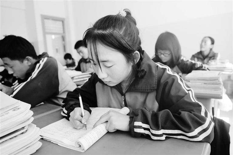 慶陽環(huán)縣這名小姑娘，柔弱肩膀撐起一個大家庭