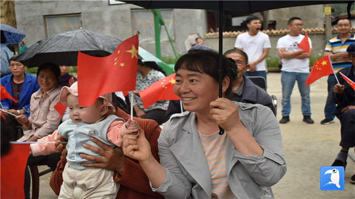隴南市紀(jì)委監(jiān)委黨員干部與宕昌縣官亭鎮(zhèn)杜家村群眾一起慶祝黨的生日。_副本.jpg