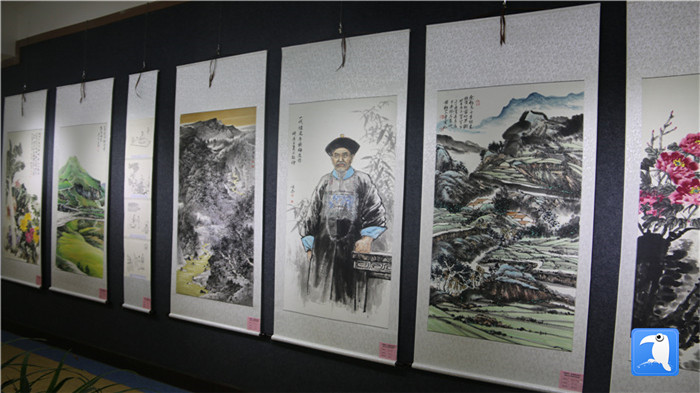 7月1日上午，定西市通渭縣紀(jì)委監(jiān)委舉辦“襄郡清風(fēng)·喜迎建黨99周年”廉政文化書畫展， 共同為黨的生日獻(xiàn)禮。_副本.jpg