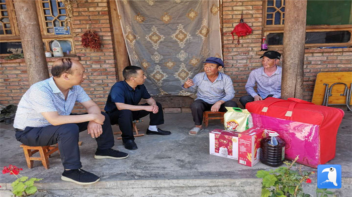 在建黨99周年來(lái)臨之際，隴南市禮縣紀(jì)委監(jiān)委在中壩鎮(zhèn)、三峪鄉(xiāng)開(kāi)展“七一”慰問(wèn)老黨員、困難黨員活動(dòng)，為他們送去組織的關(guān)懷和節(jié)日的問(wèn)候。_副本.jpg