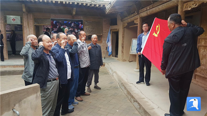 7月1日，臨夏州紀(jì)委監(jiān)委機(jī)關(guān)黨總支組織退休黨支部部分黨員前往東鄉(xiāng)縣布楞溝村史館，開(kāi)展主題黨日活動(dòng)。_副本.jpg