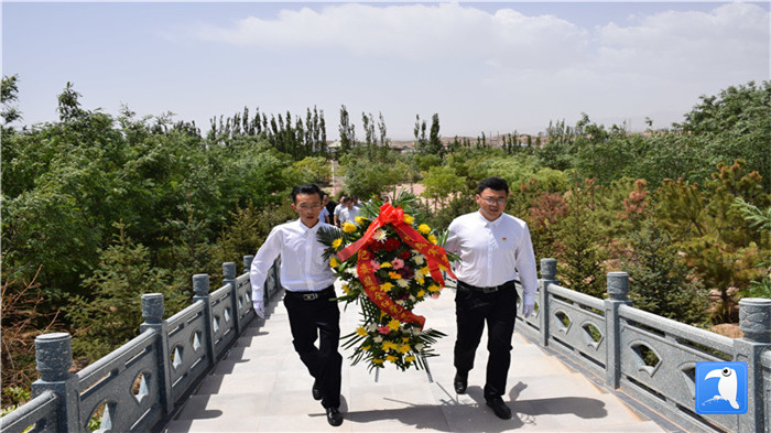 七一”前夕，白銀市紀(jì)委監(jiān)委機(jī)關(guān)黨委組織黨員來(lái)到紅軍西路軍景泰烈士陵園開(kāi)展主題黨日活動(dòng)。 朱鵬拍攝_副本.jpg