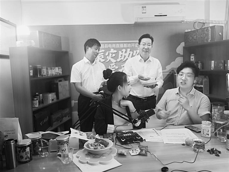 隴南宕昌：縣長(zhǎng)帶貨 引28萬粉絲賑災(zāi)助農(nóng)