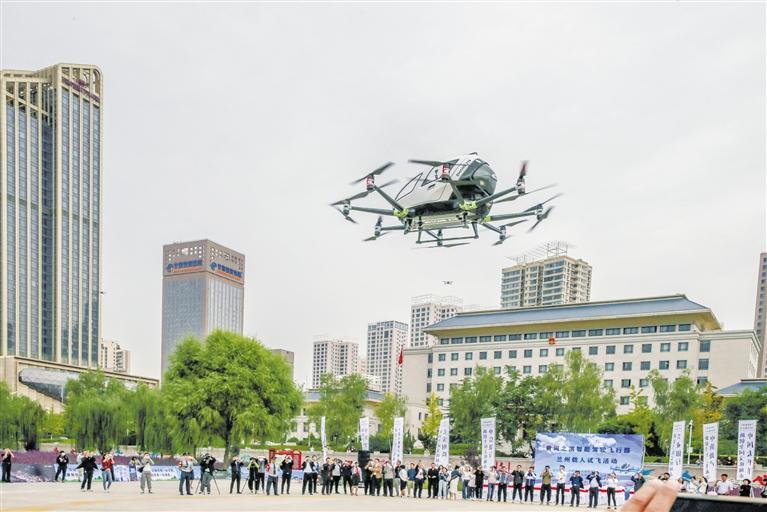 超酷、超刺激！智能駕駛飛行器在蘭載人試飛