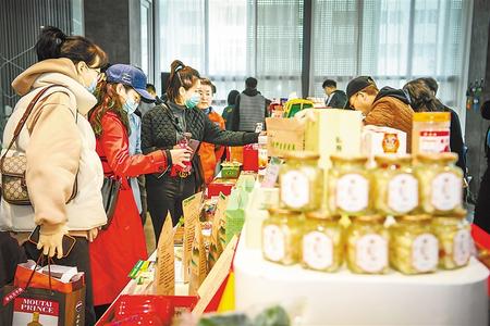 今天，在這里聽榆中的脫貧故事 ——榆中縣“脫貧攻堅(jiān)宣傳周”發(fā)布活動(dòng)暨脫貧攻堅(jiān)主題成就展啟動(dòng)側(cè)記