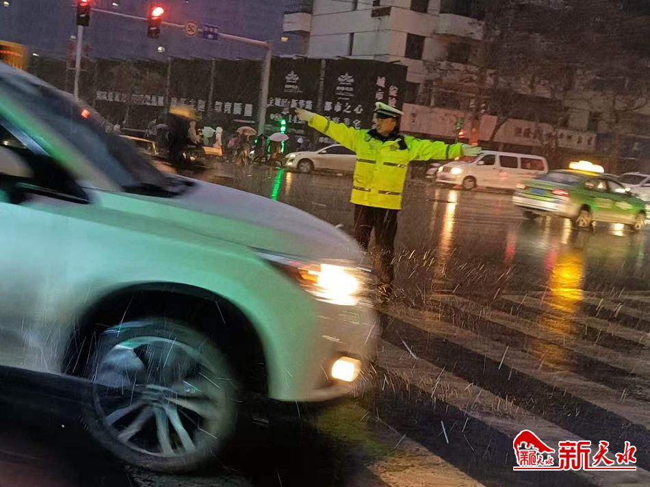 風雪襲來，天水最美“警色”在路上！