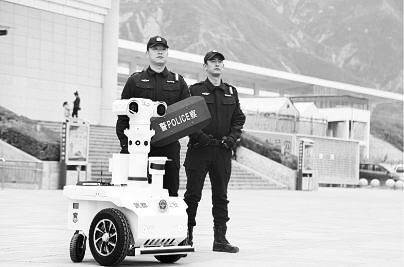 新奇！5G巡邏機(jī)器人亮相隴南武都街頭