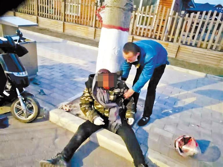 蘭州：騎摩托車男子清晨撞傷 熱心“的哥”全力救助！