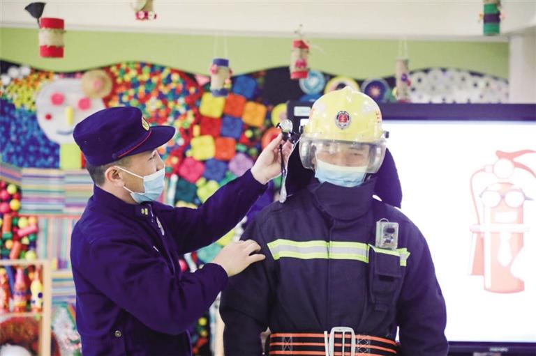 萌娃爭當(dāng)“小小消防員” 蘭州消防支隊開展消防安全進(jìn)校園活動