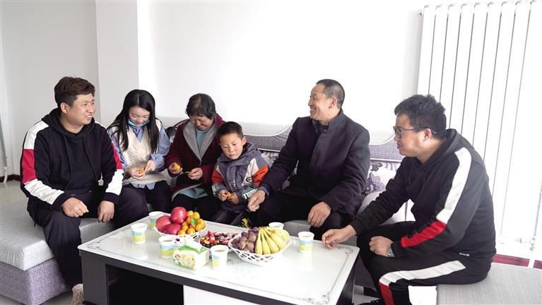 天水市張家川縣首批易地搬遷移民入住蘭州新區(qū)