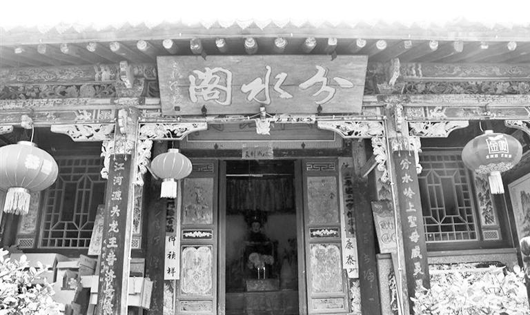 秦嶺鎮(zhèn)分水閣，一屋檐水分江河 這里可看水系奇觀，可賞連翹花海