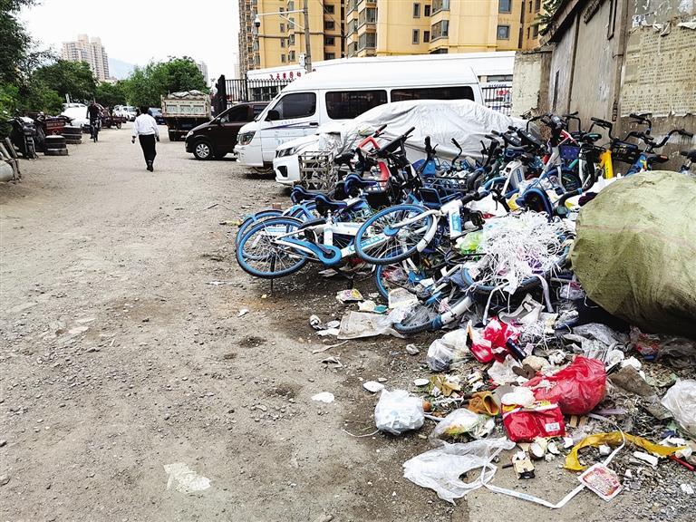 百米土路臟亂差，誰來管？經(jīng)記者協(xié)調(diào)，社區(qū)組織志愿者進(jìn)行了清理