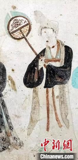 “一把小扇在手，笑對仲夏酷暑。”圖為莫高窟第468窟《執(zhí)團(tuán)扇女供養(yǎng)人》(中唐)?！《鼗脱芯吭汗﹫D