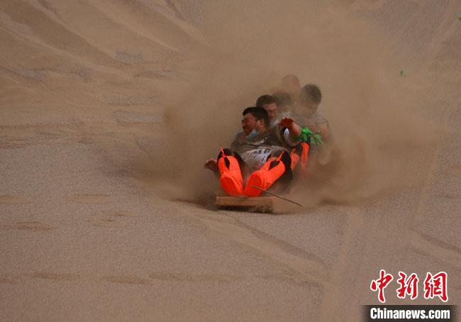 6月13日，敦煌鳴沙山月牙泉景區(qū)舉辦滑沙比賽?！●T豆 攝
