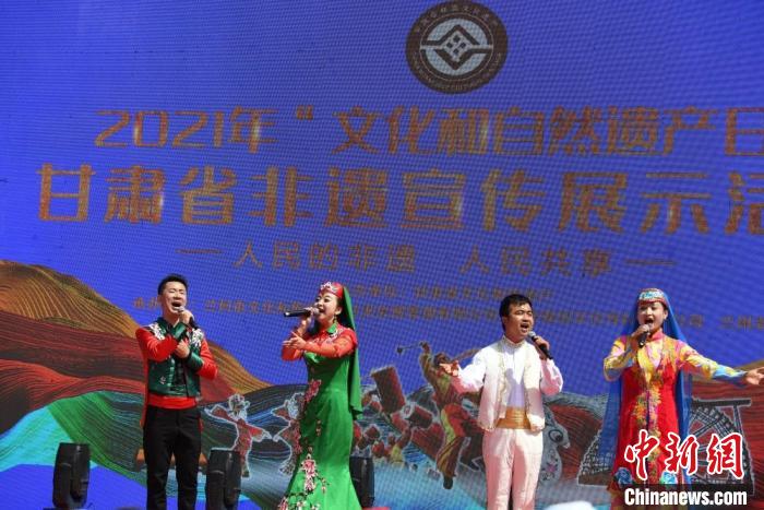 圖為甘肅臨夏回族自治州非遺傳承人演唱花兒?！钇G敏 攝