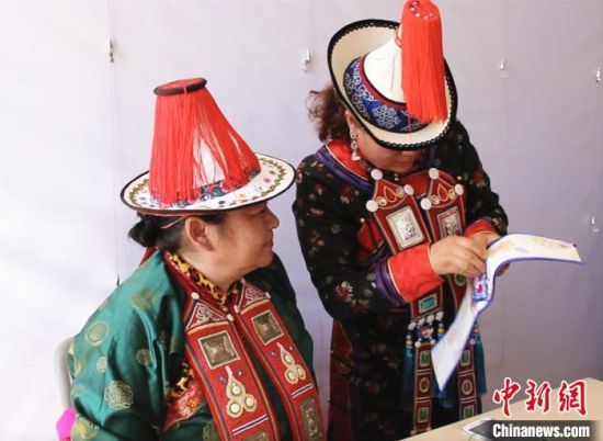 圖為用活態(tài)傳習的模式促進裕固族非物質(zhì)文化遺產(chǎn)的保護傳承?！∈缝o靜 攝