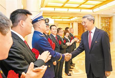 尹弘同甘肅省全國(guó)“兩優(yōu)一先”表彰對(duì)象和全國(guó)優(yōu)秀縣委書記座談時(shí)強(qiáng)調(diào) 牢記殷切囑托 創(chuàng)造嶄新業(yè)績(jī) 當(dāng)好榜樣標(biāo)桿努力為全面建設(shè)社會(huì)主義現(xiàn)代化作出更大貢獻(xiàn)