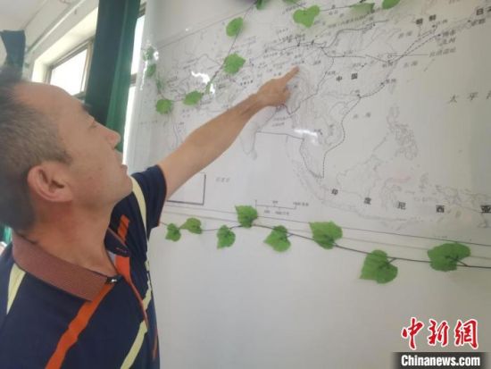 圖為甘肅省社會(huì)科學(xué)院絲綢之路研究所所長(zhǎng)侯宗輝指出《絲綢之路古文明》課題組考察線路?！￠Z姣 攝