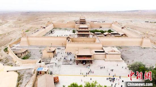 圖為7月中旬，世界文化遺產(chǎn)——嘉峪關(guān)，它是中國(guó)明代萬(wàn)里長(zhǎng)城的西端起點(diǎn)?！「哒埂z