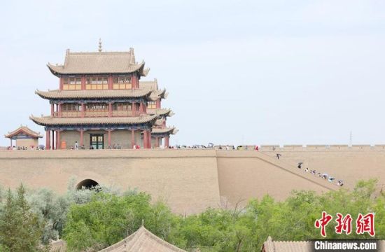 歷經(jīng)數(shù)十載保護(hù)修繕的古老關(guān)城得以延年益壽，成為了海內(nèi)外游客“絲路游”的必經(jīng)打卡地?！「哒?攝