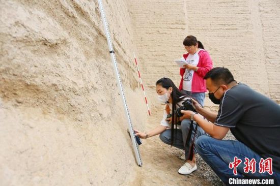 科技保護(hù)讓長(zhǎng)城價(jià)值的真實(shí)性和完整性得到有效延續(xù)和傳承。圖為文物工作者正在測(cè)量關(guān)城的相關(guān)數(shù)據(jù)?！「哒?攝