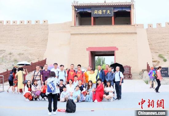 歷經(jīng)數(shù)十載保護(hù)修繕的古老關(guān)城得以延年益壽，成為了海內(nèi)外游客“絲路游”的必經(jīng)打卡地?！「哒?攝