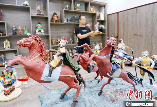 安秋平是成州面塑第五代傳承人，也是當(dāng)?shù)匚ㄒ粓?jiān)守面塑制作的人?！「哒?攝