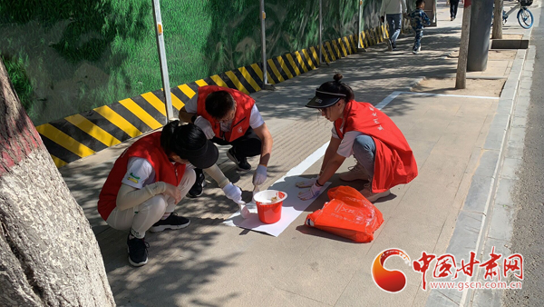 蘭州城關(guān)：規(guī)范停車(chē)劃線標(biāo)識(shí) 讓非機(jī)動(dòng)車(chē)停放“守規(guī)矩”