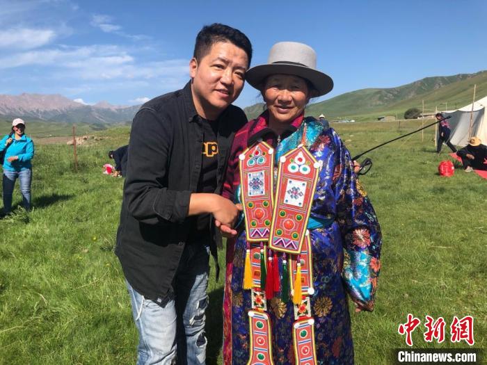 圖為拍攝紀(jì)錄片《西茂的婚禮》期間，張輝剛(左)與裕固族老人合影留念。(資料圖) 張輝剛供圖