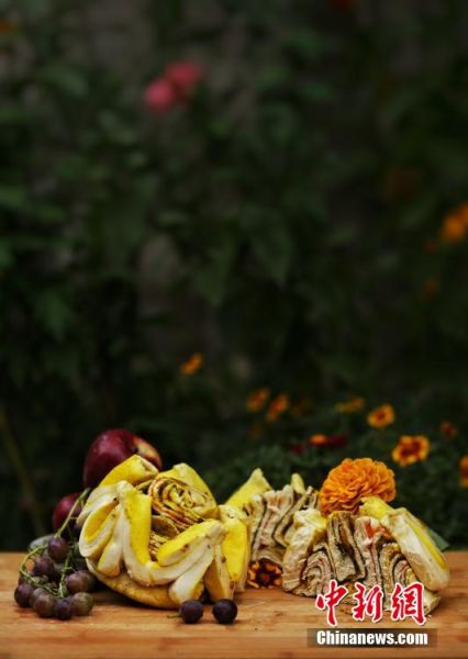 圖為做好的月餅，狀似玫瑰，切開后層層疊疊，色彩斑斕。張文 攝