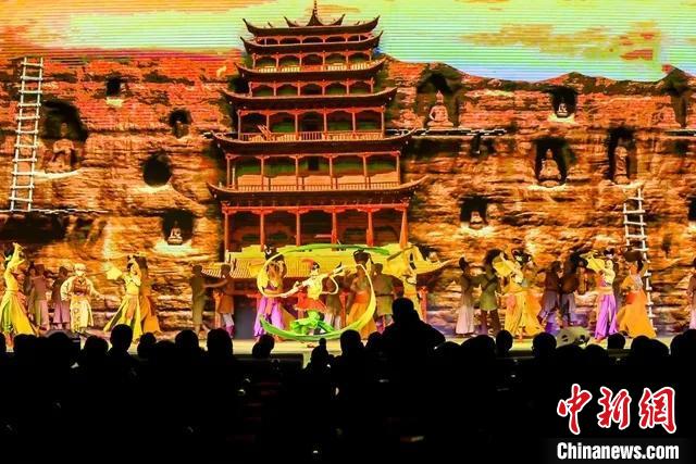開幕式文藝展示“相約敦煌”，通過數(shù)字技術(shù)將莫高窟“搬到”演出現(xiàn)場?！「拭C省文化和旅游廳供圖