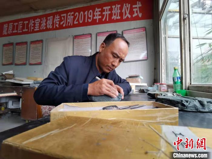 甘肅卓尼洮硯融合文化提升內(nèi)涵：不只一硯一銘，還要一盒一拓