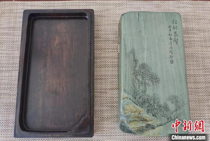 圖為盧保勝為提升洮硯文化內(nèi)涵，制作“一硯一銘、一盒一拓”成品展示。　張婧 攝