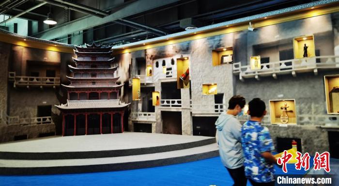 該展覽還借助科技手段，復(fù)原“藏經(jīng)洞”場景，將莫高窟“搬進”展廳?！《∷?攝