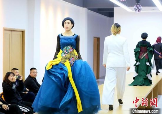 東鄉(xiāng)繡娘在T臺(tái)走秀?！「哒?攝