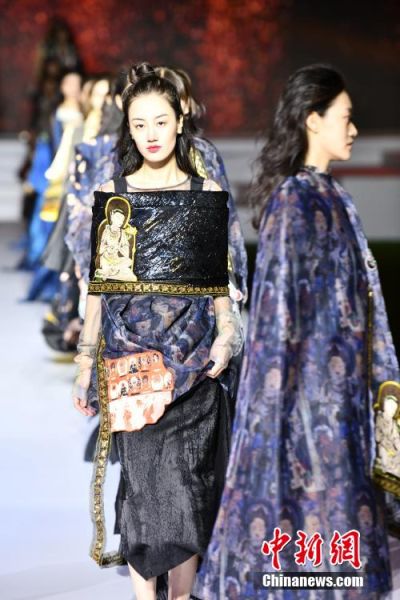 圖為敦煌服裝秀展示。 殷春永 攝