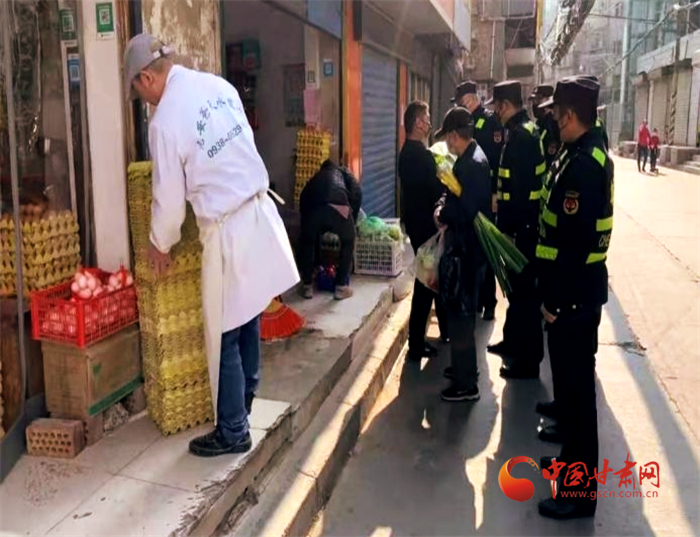 【甘快看·疫情防控甘肅在行動】蘭州市城管委嚴查占道經(jīng)營擺攤設(shè)點行為